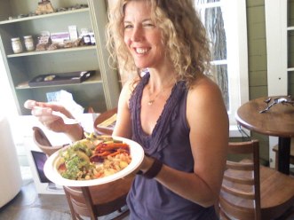 Robin McQueen enjoying her macro and raw lunch at 02 Cafe